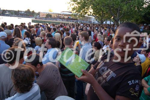 Euro 2008: Schwarzer junger Knabe mit Fussballbuch in der Fanzone von Zürich am See beim Spiel Türkei gegen Kroatien