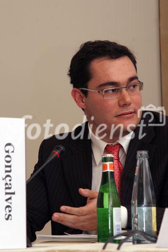 Luiz Eduardo Goncalves (Botschaftssekretär u. Leiter der Wirtschaftsabteilung
der Brasilianischen Botschaft) auf der Podiumsdiskussion 