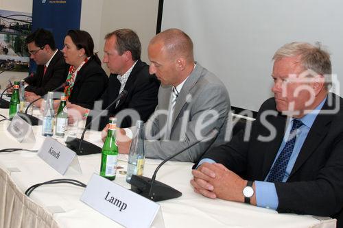 Luiz Eduardo Goncalves (Botschaftssekretär u. Leiter der Wirtschaftsabteilung
der Brasilianischen Botschaft); Parl. Staatssekretärin Ursula Heinen (BMELV); Thomas Deichmann (freier Journalist und ist Chefredakteur von NOVO); Michael Kauch (MdB u. umweltpolitischer Sprecher der FDP-Fraktion) und Helmut Lamp (Vorstandsvorsitzender des Bundesverbandes Bioenergie) auf der Podiumsdiskussion 