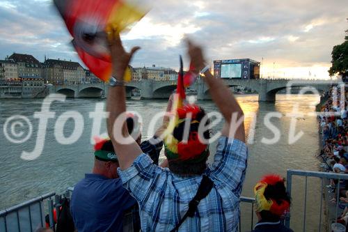 Jubelnde deutsche Fans auf der Tribune am Rhein in Basels Fanzone 