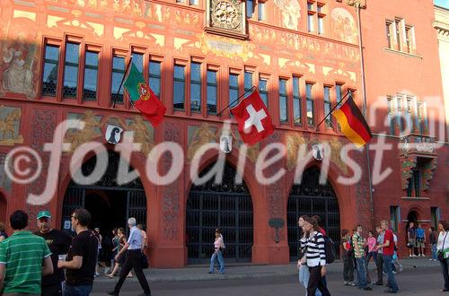 Basels Rathaus ist am Tag des Spiels der Deutschen gegen die Portugiesen mit einer deutschen und einer portugiesischen Fahne geschmückt