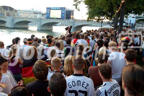 Deutsche Fans auf der Tribune am Rhein in Basels Fanzone warten gespannt auf den Spielbeginn