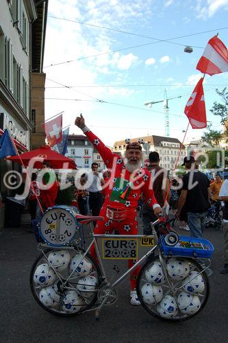 Total ausgeflippter und fussballverrückt Dreiländer-Fussballfan in Basel auf dem Barfüsserplatz mit seiner kreativen Fahhrad-Dekoration