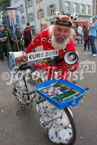 Total ausgeflippter und fussballverrückt Dreiländer-Fussballfan in Basel auf dem Barfüsserplatz mit seiner kreativen Fahhrad-Dekoration