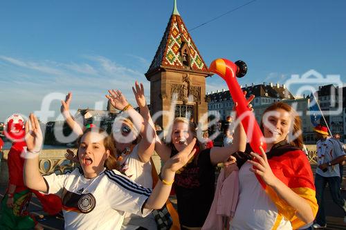 Vor Freude auf das siegreichen Spiel gegen die Portugiesen auf der mittleren Rheinbrücke herumhüpfende weibliche deutsche Fussballfans