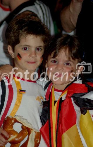 Junges Paar, deutsches  Mädchen mit ihrem Boy, Zuneigung weiblicher Beschützerinstinkt, Fussballfest Basler MArktplatz, Kinder, Sieg, Spiel, Deutschland-Portugal 