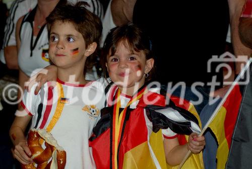 Dieses Mädchen zeigt weibliche Zuneigung, der Junge wenig Beschützerinstinkt beim Fussballspiel der Deutschen gegen die Portugiesen