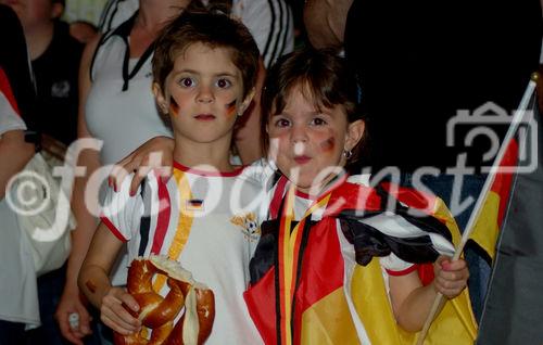 Dieses Mädchen zeigt weibliche Zuneigung, er aber wenig männlicher Beschützerinstinkt. Zwei Kinder-Fussballfans in Basel beim Spiel gegen die Portugiesen 