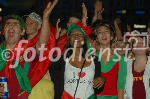 Noch jubelten die Portugiesischen Fussballfans auf dem Basler Marktplatz, aber nach dem Sieg Deutschlands sind sie schockiert