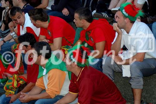 Enttäuschte, desilliusionierte portugiesische Fussballfans nach dem verlorenen MAtch gegen die Deutschen auf der Zuschauertribune am Basler Rheinufer