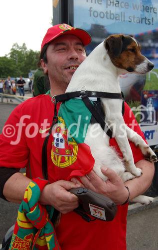 Portugiesischer Fussballfan mit in die Nationalfahne gehüllter Hund vor dem St. Jakobsstadion