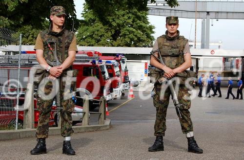 Uefa-Sportereignis, Euro 2008: Schweizer Armee-Sturmgewehr der Soldaten, die an der Euro 2008 die strategisch wichtigen Standorte und Objekte bewachen, wie das Zeughaus in Basel, in dem die in- und ausländischen Polizisten, Sanitäter, Einsatzkräfte, Uefa-Funktionäre, Feuerwehr und Voluntees untergebracht sind.