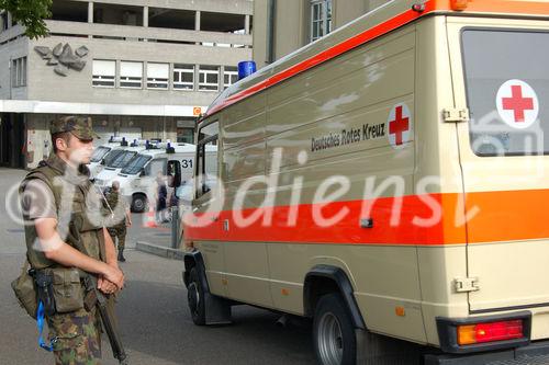 Uefa-Sportereignis, Euro 2008: Schweizer Armee-Sturmgewehr der Soldaten, die an der Euro 2008 die strategisch wichtigen Standorte und Objekte bewachen, wie das Zeughaus in Basel, in dem die in- und ausländischen Polizisten, Sanitäter, Einsatzkräfte, Uefa-Funktionäre, Feuerwehr und Voluntees untergebracht sind.