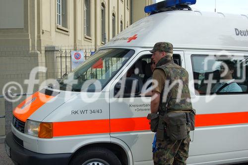 Auch Deutsche Krankenwagen sind in Basel während er Euro 2008 einsatzbereit. Die Zentrale der Einsatzkräfte  wie die in- und ausländischen Polizisten, Sanitäter, Einsatzkräfte, Uefa-Funktionäre, Feuerwehr und Voluntees werden von der Schweizer Armee bewacht