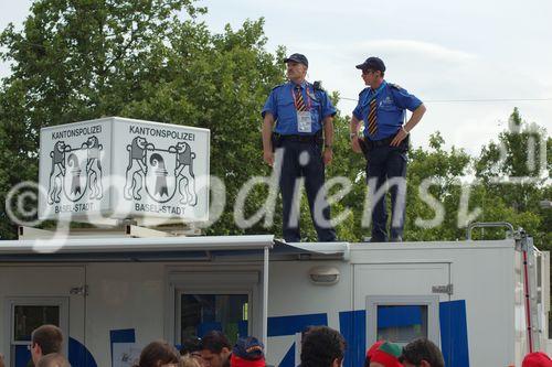 Pole Position für die Basler Polizisten, die auf dem Polizeicontainer vor dem St. Jakobsstadion stehen und die Fussballfans vor dem St. Jakobsstadion überwachen