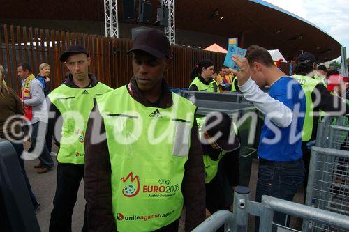 Rigorose Eingangskontrollen für die Zuschauer beim Fussballstadion Letzigrund in Zürich beim Uefa-Fussballspiel an der Euro 2008 beim Spiel Frankreich-Italien