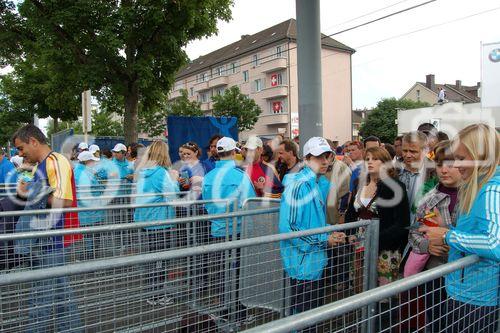 Rigorose Eingangskontrollen für die Zuschauer beim Fussballstadion Letzigrund in Zürich beim Uefa-Fussballspiel an der Euro 2008 beim Spiel Frankreich-Italien