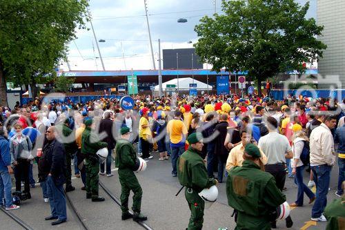 Grossandrang von Fussballfans vor dem Letzigrundstadion in Zürich beim Spiel Italien-Rumänien. Masses of footballfans in front of the Letzigrund-Stadion at the match Italy-Rumania