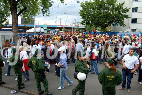 Grossandrang von Fussballfans vor dem Letzigrundstadion in Zürich beim Spiel Italien-Rumänien. Masses of footballfans in front of the Letzigrund-Stadion at the match Italy-Rumania