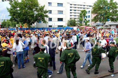 Grossandrang von Fussballfans vor dem Letzigrundstadion in Zürich beim Spiel Italien-Rumänien. Masses of footballfans in front of the Letzigrund-Stadion at the match Italy-Rumania