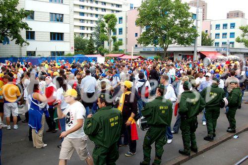 Grossandrang von Fussballfans vor dem Letzigrundstadion in Zürich beim Spiel Italien-Rumänien. Masses of footballfans in front of the Letzigrund-Stadion at the match Italy-Rumania