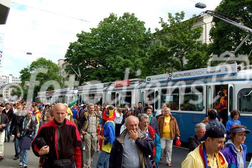 Zu Tausenden strömen die Fans mit den öffentlichen Verkehrsmitteln zum Letzigrundstadion, thousands of footballfans arriving with the public transport at the Letzigrundstadion in Zürich