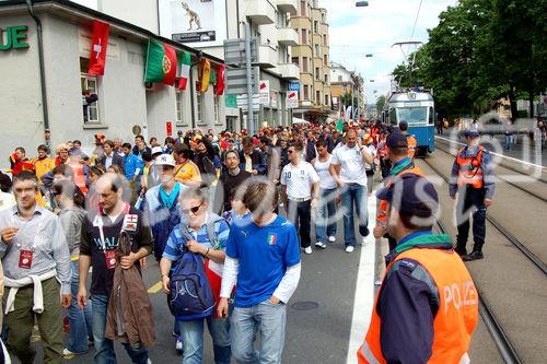 Grossandrang von Fussballfans vor dem Letzigrundstadion in Zürich beim Spiel Italien-Rumänien. Masses of footballfans in front of the Letzigrund-Stadion at the match Italy-Rumania