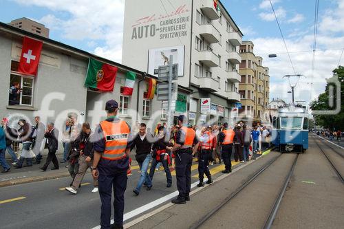 Polizisten säumen den Weg der mit den öffentlichen Verkehrsmittel ankommenden Fussballfans zum Fussballstadion bei Match Italien-Rumänien. Police forces along the way to the football-stadion