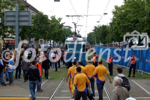 Polizisten säumen den Weg der mit den öffentlichen Verkehrsmittel ankommenden Fussballfans zum Fussballstadion bei Match Italien-Rumänien. Police forces along the way to the football-stadion