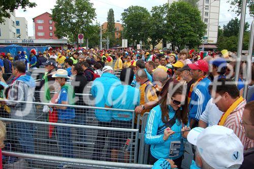 Rigide Sicherheitskontrollen beim Stadioneingang für das Spiel Italien-Rumänien. 
Security guards are controlling the entrance of the footballstadion