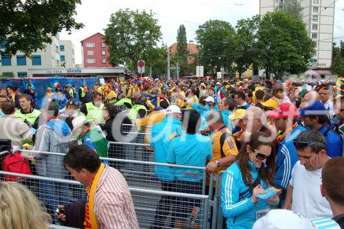 Rigide Sicherheitskontrollen beim Stadioneingang für das Spiel Italien-Rumänien. Security forces controlling the fans at the stadion-entrance of the Letzigrund