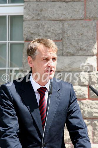 Der Geschäftsführer Christian Diesen (Grundstücksgesellschaft Objekt Tempelhofer Hafen GmbH) begrüßte die geladenen Gäste und gab Ausblick zum Bauvorhaben. (C)Fotodienst/Patrick Becker