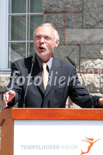 Baustadtrat Bernd Krömer mit ein paar Grußworten vor den geladenen Gästen zum Richtfest des 