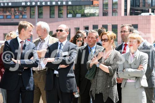 Der Geschäftsführer Christian Diesen (Grundstücksgesellschaft Objekt Tempelhofer Hafen GmbH) und Senatsbaudirektorin Regula Lüscher mit geladenen Gästen beim Setzen des Richtkranzes. (C)Fotodienst/Patrick Becker