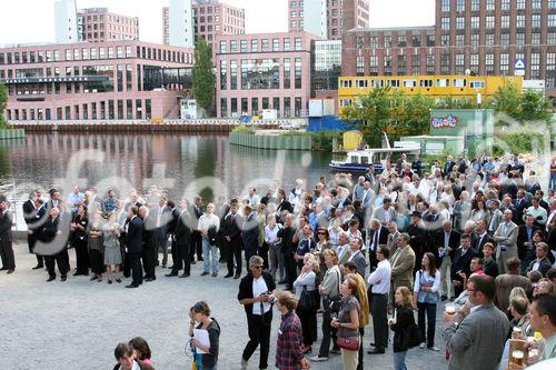 Geladene Gäste beim Richtfest der Shopping-Mall Tempelhofer-Hafen