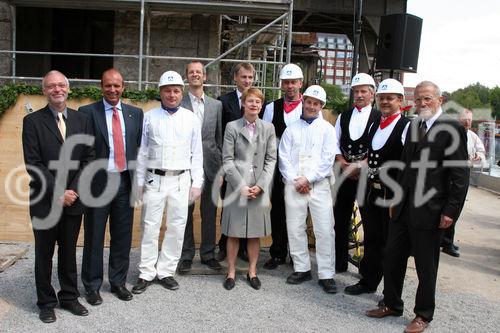 Baustadtrat Bernd Krömer, Niederlassungsleiter Thomas Drill (Berlin Hochtief Construction AG), Geschäftsführer Johannes Tücks (REM&tec) und Geschäftsführer Christian Diesen (Grundstücksgesellschaft Objekt Tempelhofer Hafen GmbH) beim Richtfest der Shopping-Mall 