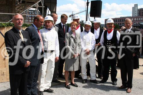 Baustadtrat Bernd Krömer, Niederlassungsleiter Thomas Drill (Berlin Hochtief Construction AG), Geschäftsführer Johannes Tücks (REM&tec) und Geschäftsführer Christian Diesen (Grundstücksgesellschaft Objekt Tempelhofer Hafen GmbH) beim Richtfest der Shopping-Mall 