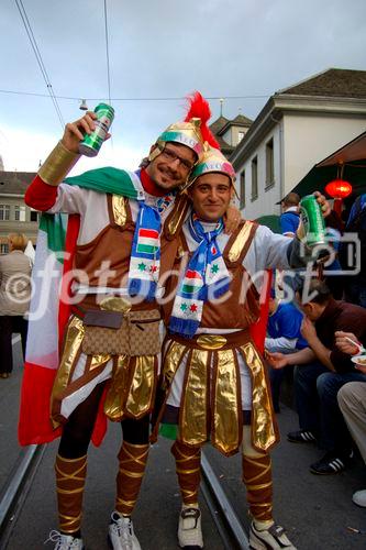 Italienische Fussballfans feiern in der Limmatquai-Fanzone von Zürich den Sieg ihrer Mannschaft in Gladiatoren-Uniform, Italien footballfans celebrating the victory of their football-team in the fanzone of Zürich.