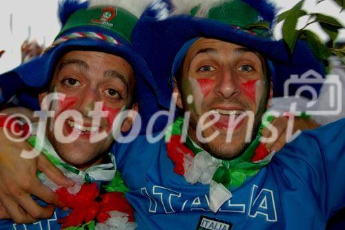 Italienische Fussballfans mit geschminkten Gesichtern feiern in der Limmatquai-Fanzone von Zürich den Sieg ihrer Mannschaft. Italian footballfans with painted faces are celebrating the victoriy of their football team