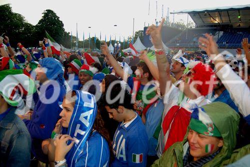 Der Sieg der italienischen Fussballmannschaft wird von Fans in der Fussball-Fan-Arena von Zürich frenetisch gefeiert. Italian footballfans with  are celebrating the victoriy of their football team in Zürich's Fan-arena