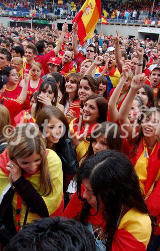 Junge spanische Fussballfan in der Fanzone von Zürich feiern den Sieg ihrer Mannschaft über die Schweden und den Einzug ins Viertelfinale der Euro 2008. Young spanish footballfans celebrating the victory of their football-team in the fanzone of Zürich at the Euro 2008 