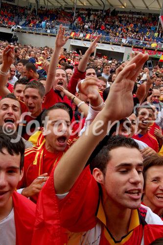 Junge spanische Fussballfan in der Fanzone von Zürich feiern den Sieg ihrer Mannschaft über die Schweden und den Einzug ins Viertelfinale der Euro 2008. Young spanish footballfans celebrating the victory of their football-team in the fanzone of Zürich at the Euro 2008