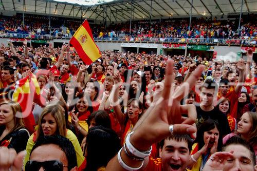 Junge spanische Fussballfan in der Fanzone von Zürich feiern den Sieg ihrer Mannschaft über die Schweden und den Einzug ins Viertelfinale der Euro 2008. Young spanish footballfans celebrating the victory of their football-team in the fanzone of Zürich at the Euro 2008