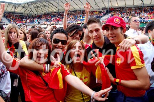 Junge spanische Fussballfan in der Fanzone von Zürich feiern den Sieg ihrer Mannschaft über die Schweden und den Einzug ins Viertelfinale der Euro 2008. Young spanish footballfans celebrating the victory of their football-team in the fanzone of Zürich at the Euro 2008