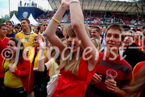 Junge spanische Fussballfans feiern in der Fanzone von Zürich den Sieg ihrer Mannschaft und den Einzug ins Viertelfinale. Young spanish footballfans celebrating; victory; football-team fanzone; Zürich; Euro 2008. Uefa-Sportereignis, Fussballmatch, footballfans, 