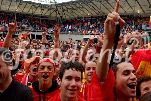 Junge spanische Fussballfans in Hochstimmung in der Fanzone von Zürich. Sie feiern den Sieg ihrer Mannschaft gegen die Schweden und den Einzug ins Viertelfinale an der Euro 2008. Young spanish footballfans celebrating the victory for their football-team in the fanzone of  Zürich at Euro 2008. Uefa-Sportereignis; Fussballmatch; footballfans