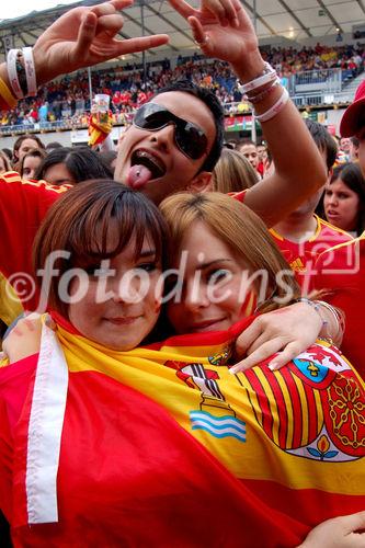 Junge spanische Fussballfans in Hochstimmung in der Fanzone von Zürich. Sie feiern den Sieg ihrer Mannschaft gegen die Schweden und den Einzug ins Viertelfinale an der Euro 2008. Young spanish footballfans celebrating the victory for their football-team in the fanzone of