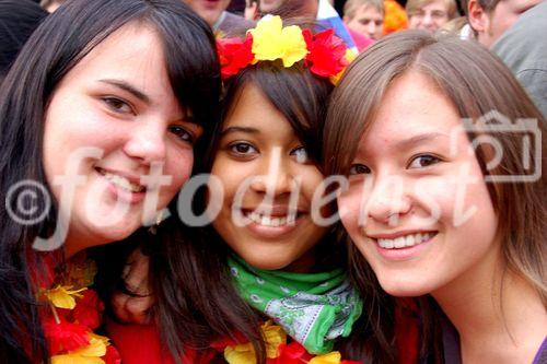 Junge spanische Fussballfans in Hochstimmung in der Fanzone von Zürich. Sie feiern den Sieg ihrer Mannschaft gegen die Schweden und den Einzug ins Viertelfinale an der Euro 2008. Young spanish footballfans celebrating the victory for their football-team in the fanzone of