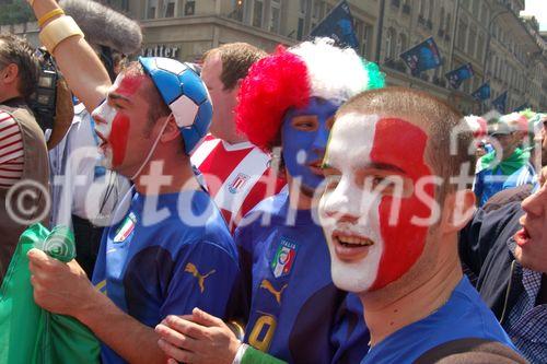 Iitalienische Fussballfans in Bern vor der Fanzone auf dem Bundesplatz. Dutch and italian footballfans in Bern in front of the Euro 2008 Fanzone on the Bundesplatz.