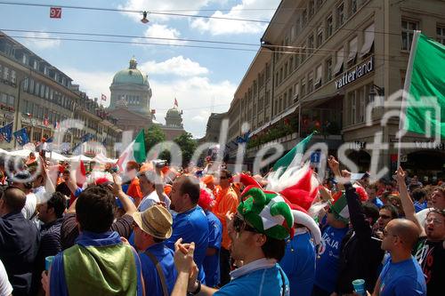 Iitalienische Fussballfans in Bern vor der Fanzone auf dem Bundesplatz. Dutch and italian footballfans in Bern in front of the Euro 2008 Fanzone on the Bundesplatz.